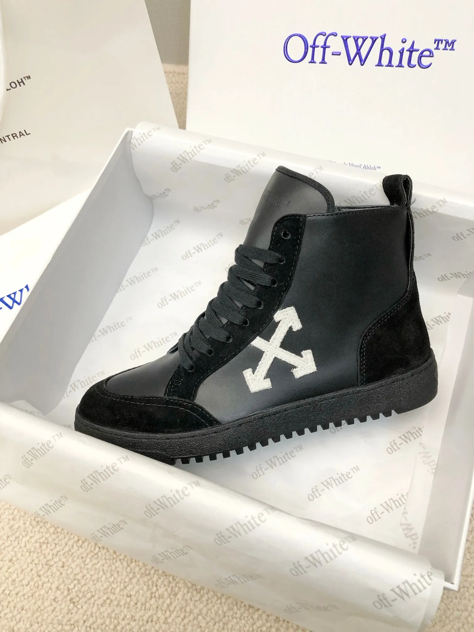 Men's men's shoes P540! 🌈🌈OFF WHITE🌈🌈 ⚡️Couple model⚡️🍓New color🍓 👉Ex-factory price: 130-45 The latest Gaobang street casual Martin style masterpiece, released the highest quality version on the market 👊 Series original mold opening, original lasting, production technology 1:1 original ➰🔜The best choice for more and more celebrities and Internet celebrities🔸In classics Change🔸Innovate in the trend🔸Strive to break away from the shackles of bad street design🔝Although he is not the originator of fashion design, he is definitely a shining dark horse in avant-garde design🐴🆙Do not follow the trend🔅Not universal beauty🔅 Fabric💯First-layer cowhide/suede Lining💯cowhide lining Foot pad💯Original molded high-elastic environmentally friendly molding pad Midsole💯Original lasting process Outsole💯Rubber outsole Packaging💯Full set of packaging synchronized with the official website (brand wrapping paper, brand certificate, brand cloth bag)